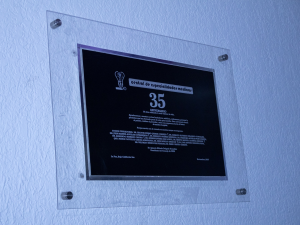 Central de Especialidades Médicas celebra 35 años de historia con la revelación de su placa conmemorativa